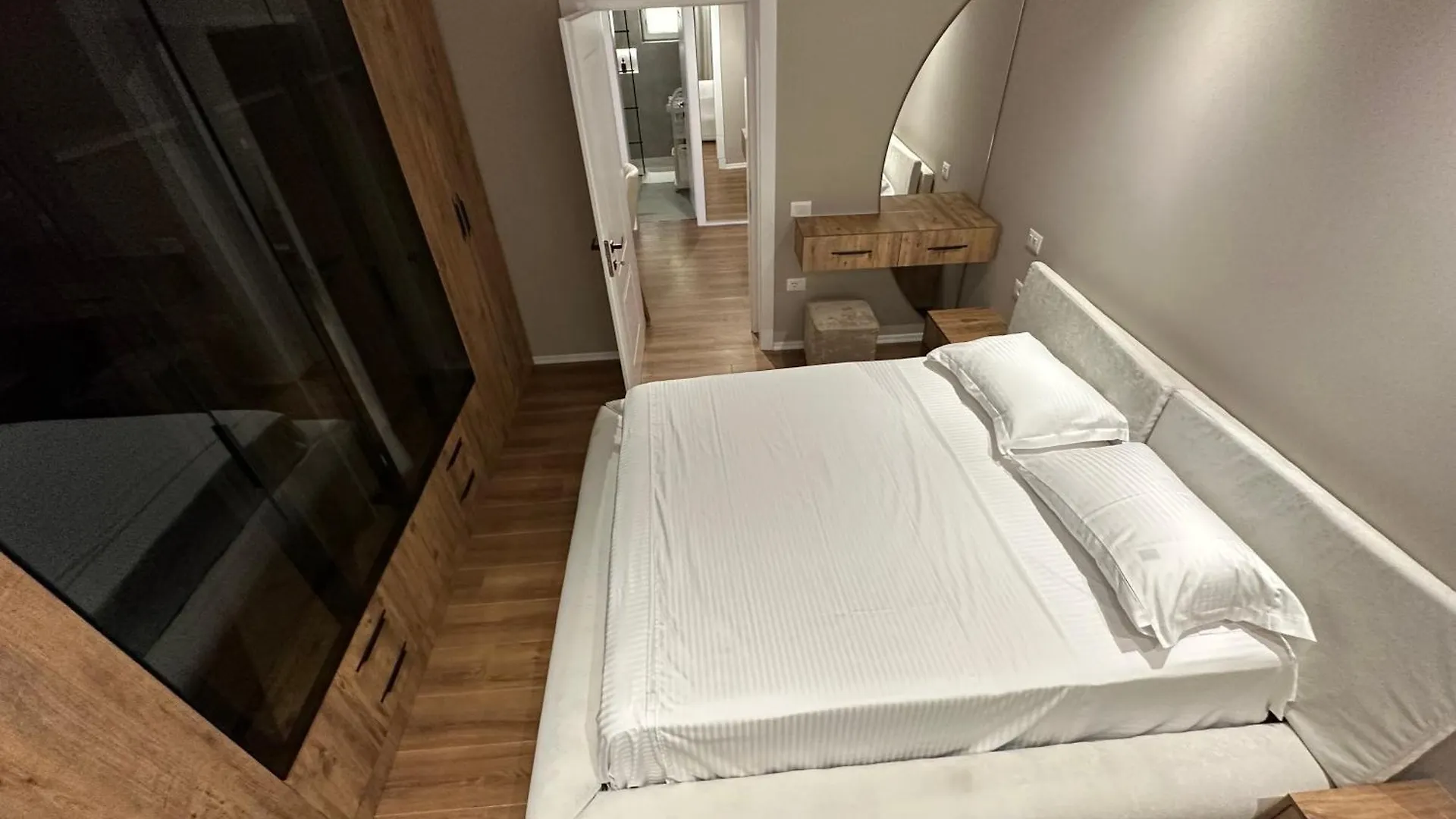 Luxury Center Apartments ティラナ 0*,