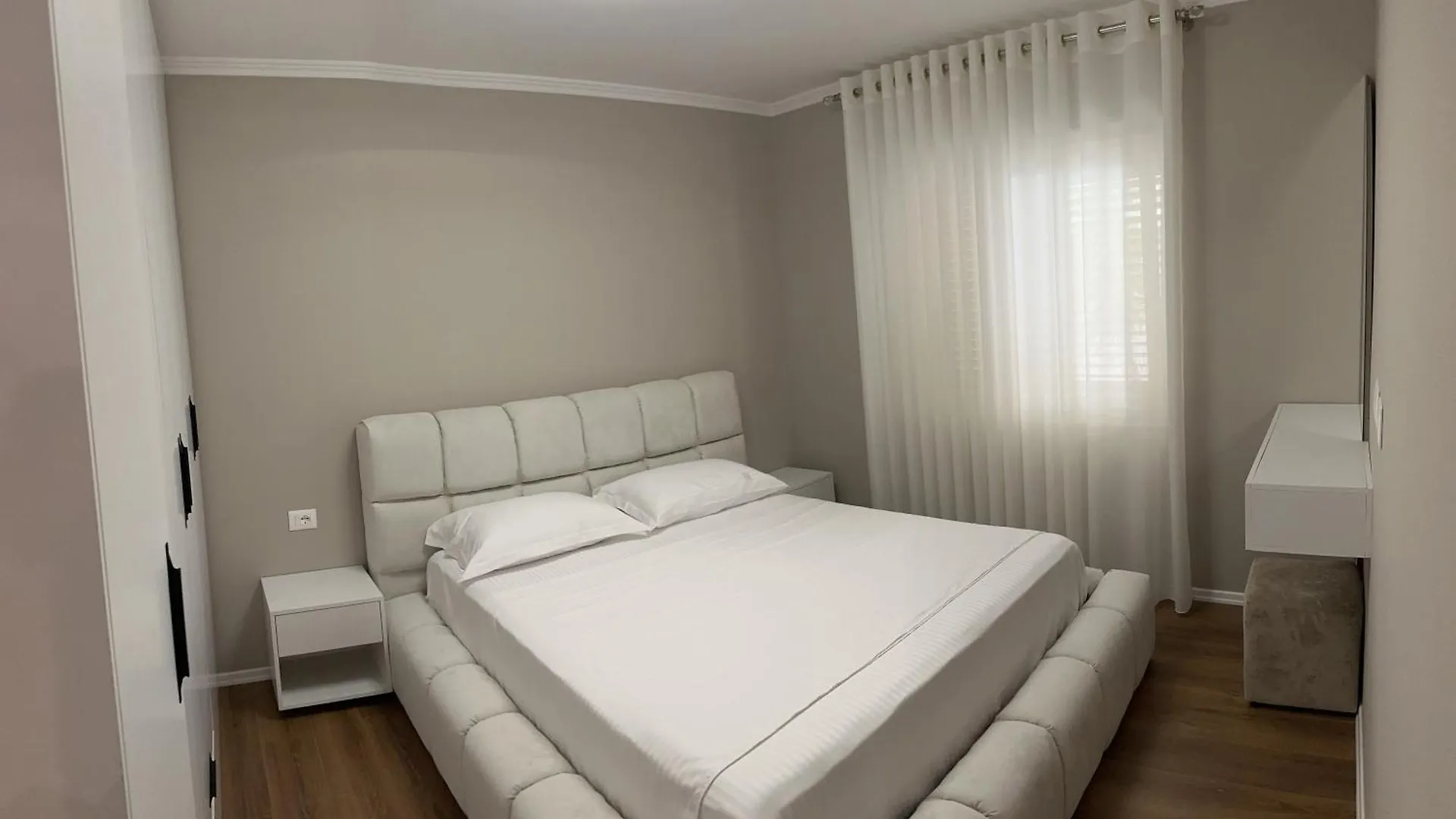 Luxury Center Apartments ティラナ
